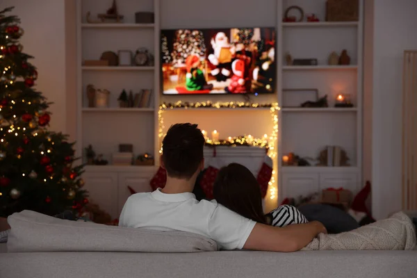 크리스마스 영화를 커플들 뒤쪽을 보면서 겨울철의 분위기 — 스톡 사진