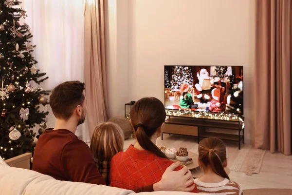 Rodzina Ogląda Telewizję Przytulnym Pokoju Świąteczna Atmosfera — Zdjęcie stockowe