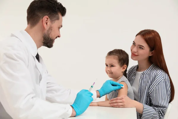 儿童肝炎疫苗接种 妈妈带着女儿在诊所里医生给小女孩打了针 — 图库照片