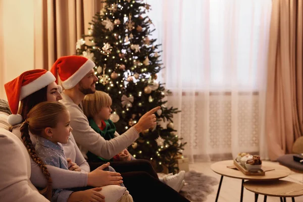 居心地の良い部屋でビデオプロジェクターを介してクリスマス映画を見て家族 冬の休日の雰囲気 — ストック写真