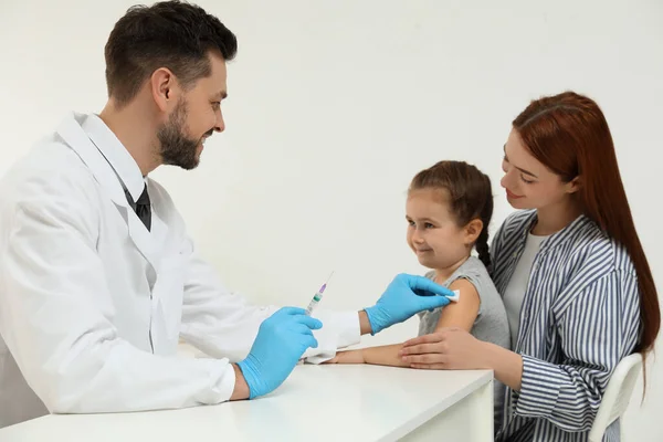 Детская Вакцинация Против Гепатита Мать Дочерью Клинике Доктор Делает Инъекции — стоковое фото