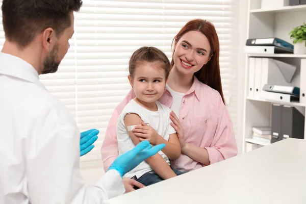 儿童肝炎疫苗接种 妈妈带着女儿和医生在诊所 — 图库照片
