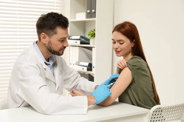 Lékař Podávající Pacientovi Klinice Vakcínu Proti Hepatitidě — Stock fotografie