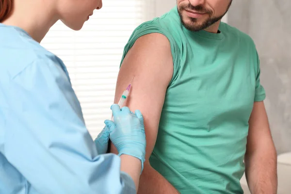 Médecin Qui Donne Vaccin Contre Hépatite Patient Clinique Gros Plan — Photo
