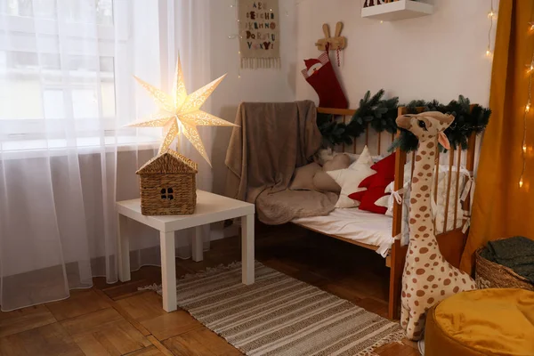 ベッド おもちゃ クリスマスの装飾が施された居心地の良い子供部屋 インテリアデザイン — ストック写真