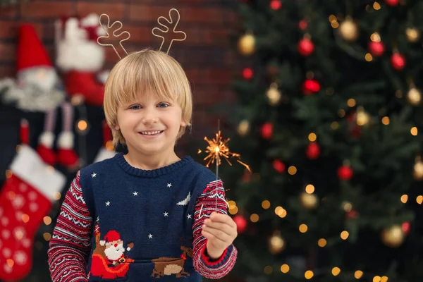 Copil Mic Scânteie Aprinsă Acasă Spațiu Pentru Text Sărbătoarea Crăciunului — Fotografie, imagine de stoc