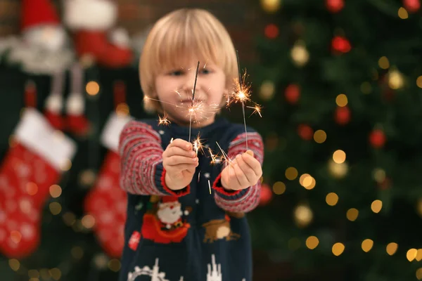Μικρό Παιδί Πυρακτωμένες Σπίθες Στο Σπίτι Επιλεκτική Εστίαση Χριστουγεννιάτικη Γιορτή — Φωτογραφία Αρχείου