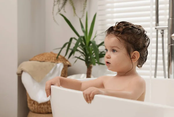 可愛いです女の子洗浄髪でシャンプーでバスルーム — ストック写真