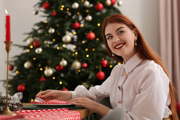 Noel Ağacının Yanındaki Güzel Genç Kadın Masadaki Masada Mesaj Için — Stok fotoğraf
