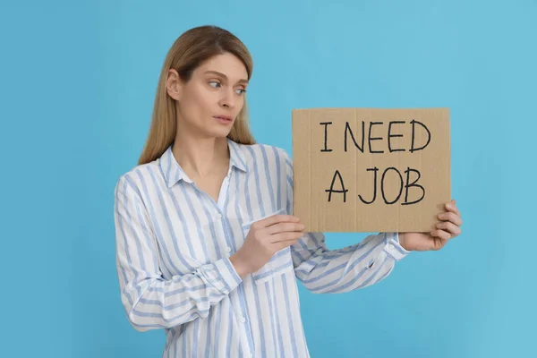 Disoccupato Donna Possesso Segno Con Frase Bisogno Lavoro Sfondo Azzurro — Foto Stock
