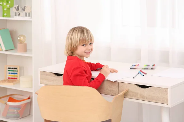 Kleiner Junge Zeichnet Schreibtisch Zimmer Arbeitsplatz Hause — Stockfoto