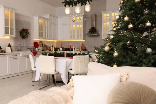 クリスマス用に装飾された居心地の良い広々としたキッチン インテリアデザイン — ストック写真