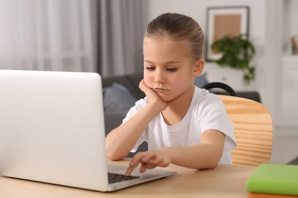 Маленька Дівчинка Використовує Ноутбук Столом Приміщенні Інтернет Залежність — стокове фото