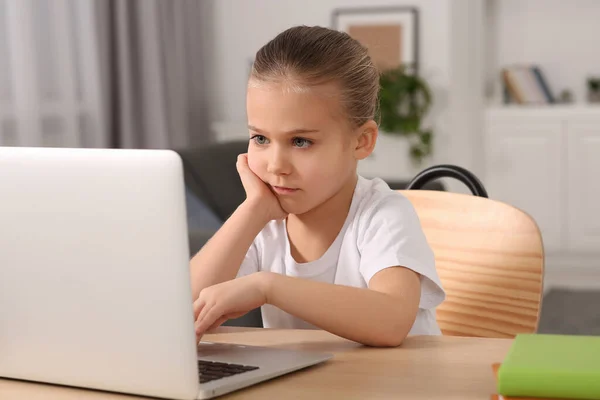 Menina Usando Laptop Mesa Dentro Casa Vício Internet — Fotografia de Stock