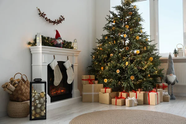Muitas Caixas Presente Diferentes Sob Árvore Natal Decoração Festiva Sala — Fotografia de Stock
