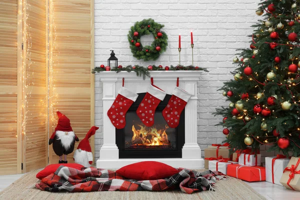 ツリーとクリスマスのために装飾された暖炉付きの居心地の良い部屋 インテリアデザイン — ストック写真
