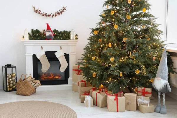 Muitas Caixas Presente Diferentes Sob Árvore Natal Decoração Festiva Sala — Fotografia de Stock