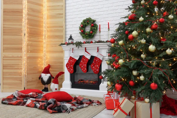 Przytulny Pokój Drzewem Kominkiem Urządzone Boże Narodzenie Projekt Wnętrza — Zdjęcie stockowe