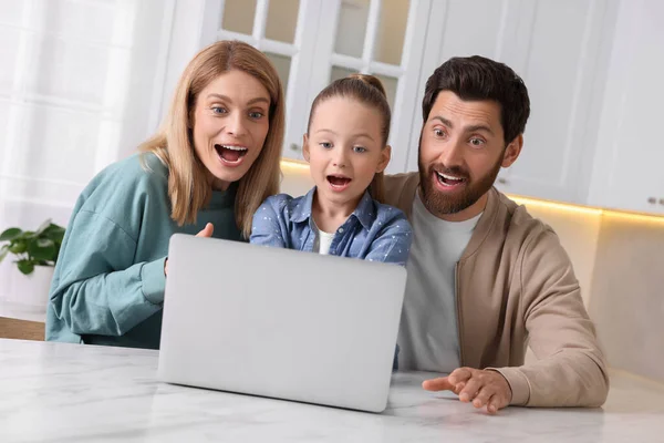 Emotional Family Laptop White Table Indoors — Stock Photo, Image