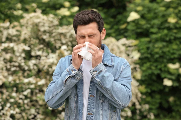 Hombre Que Sufre Alergia Polen Estacional Día Primavera —  Fotos de Stock