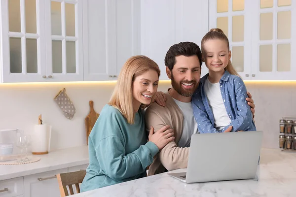 Gelukkige Familie Met Laptop Aan Witte Tafel Binnen Ruimte Voor — Stockfoto