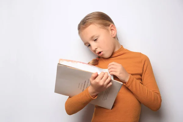 Эмоциональная Маленькая Девочка Читает Книгу Белом Фоне Пространство Текста — стоковое фото
