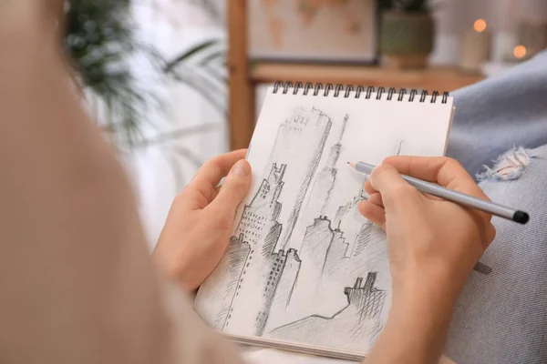 Mujer Dibujando Paisaje Urbano Cuaderno Con Lápiz Casa Primer Plano —  Fotos de Stock
