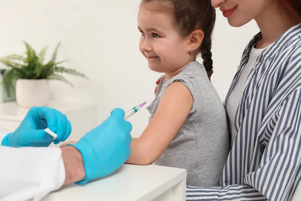 Children Hepatitis Vaccination Mother Her Daughter Clinic Doctor Giving Injection — Stock Photo, Image
