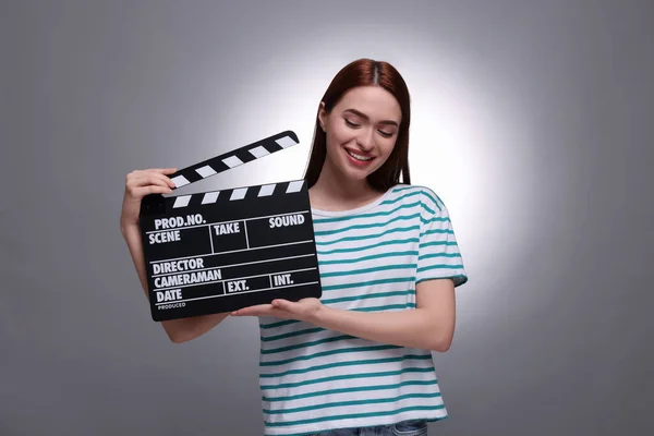 Feliz Actriz Con Clapperboard Sobre Fondo Gris Industria Cinematográfica — Foto de Stock
