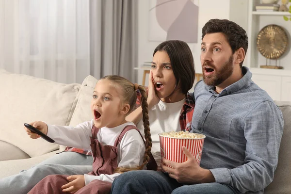 Zaskoczona Rodzina Ogląda Telewizję Popcornem Kanapie Domu — Zdjęcie stockowe