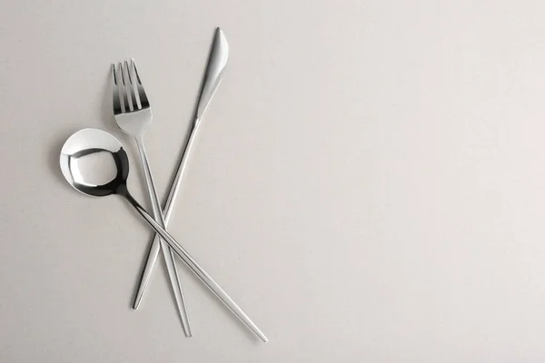 叉子和刀在浅灰的背景上 案文的篇幅 — 图库照片