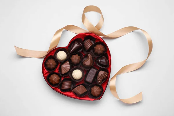 Caixa Forma Coração Com Deliciosos Doces Chocolate Fita Fundo Branco — Fotografia de Stock