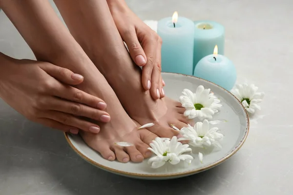 Kobieta Moczy Nogi Misce Wodą Kwiatami Szarej Marmurowej Podłodze Zbliżenie — Zdjęcie stockowe