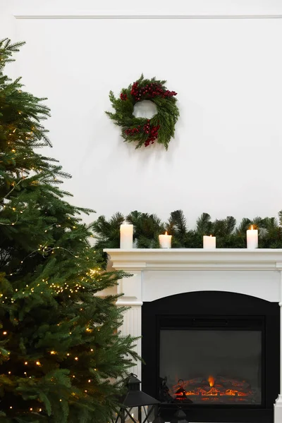 Hermoso Salón Interior Con Árbol Navidad Decorado — Foto de Stock
