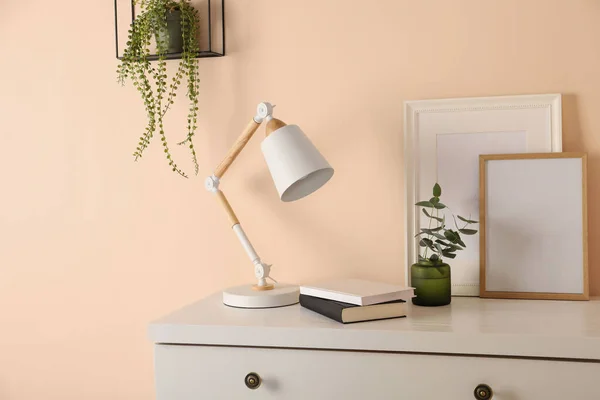 Stilvolle Moderne Schreibtischlampe Bücher Und Pflanzen Auf Weißer Kommode Der — Stockfoto