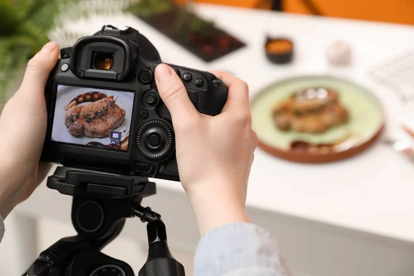 Estilista Alimentos Tirar Fotos Delicioso Medalhão Carne Estúdio Close Espaço — Fotografia de Stock