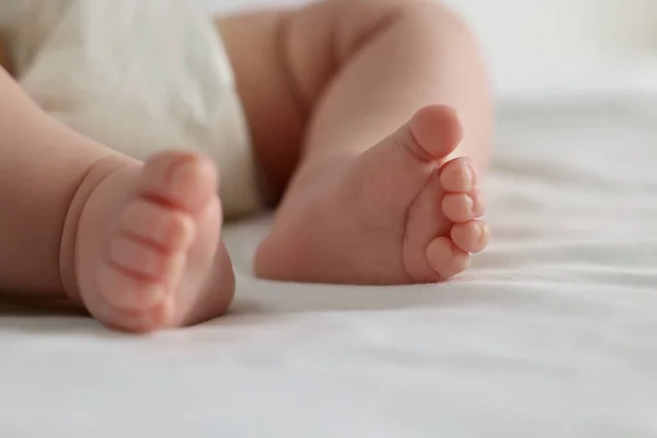 Niedliches Kleines Baby Windel Auf Dem Bett Nahaufnahme — Stockfoto