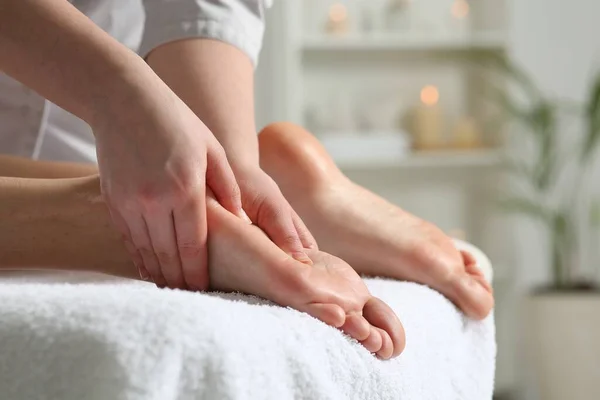 Frau Erhält Fußmassage Wellness Salon Nahaufnahme — Stockfoto