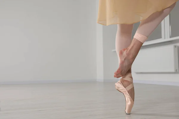 Bailarina Sapato Pontiagudo Dançando Dentro Casa Close Espaço Para Texto — Fotografia de Stock