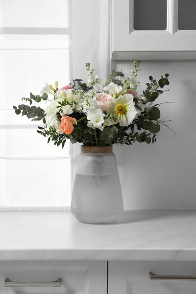 Букет Красивых Цветов Белой Столешнице Помещении — стоковое фото