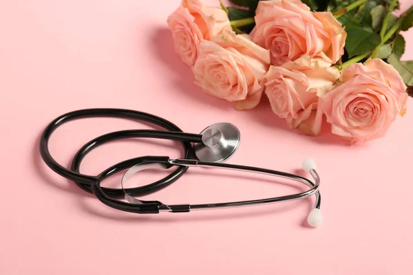 Stethoskop Und Blumen Auf Rosa Hintergrund Glücklicher Ärztetag — Stockfoto