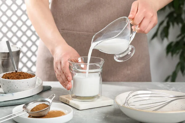 Dalgalı Kahve Yapıyorum Açık Gri Masada Bardağa Süt Döken Kadın — Stok fotoğraf