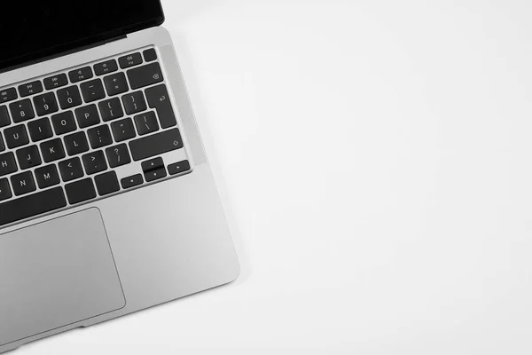 Modern Laptop Fehér Háttérrel Felülnézetből Szöveg Helye — Stock Fotó