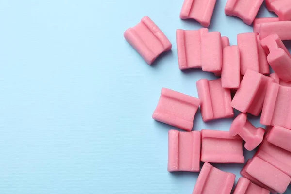 Lekker Roze Kauwgom Lichtblauwe Achtergrond Plat Gelegd Ruimte Voor Tekst — Stockfoto