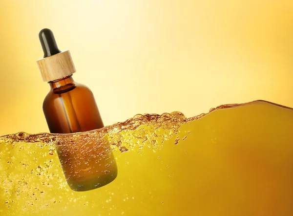 Eine Flasche Kosmetikprodukt Schwimmt Ätherischem Vor Dem Hintergrund Des Goldgradienten — Stockfoto