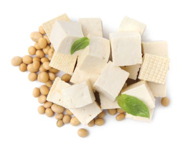 Lezzetli tofu peyniri, fesleğen ve soya fasulyesi beyaz üzerine izole edilmiş.