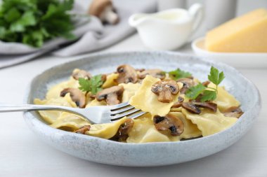 Mantarlı ve çatallı leziz ravioli, yakın plan.