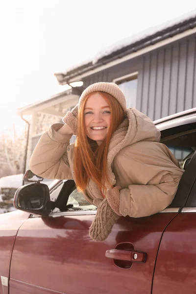 Χαρούμενη Νεαρή Γυναίκα Που Κοιτάει Έξω Από Παράθυρο Του Αυτοκινήτου — Φωτογραφία Αρχείου