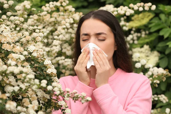 Женщина Страдающая Сезонной Аллергией Пыльцу Возле Цветущего Дерева Весенний День — стоковое фото