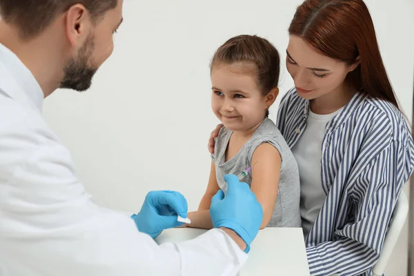Hepatitis Vaccinatie Bij Kinderen Moeder Met Haar Dochter Kliniek Dokter — Stockfoto